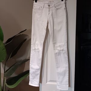 White Levi's 711 skinny distressed